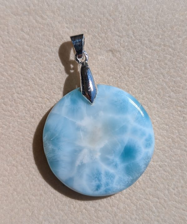 Pendentif femme Larimar pierre naturelle ronde bleu turquoise, chaîne argentée maille serpent.