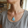 Pendentif femme Larimar pierre naturelle modèle unique, turquoise, chaîne argentée maille serpent.