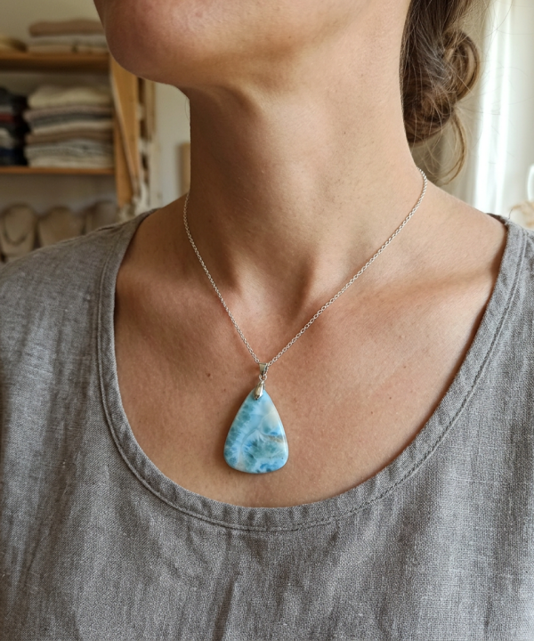 Pendentif femme Larimar pierre naturelle modèle unique, turquoise, chaîne argentée maille serpent.
