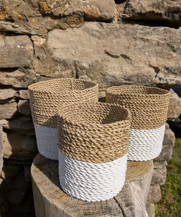 Lot de 3 paniers cylindriques rangement en jonc de mer naturel et coton blanc artisanal.