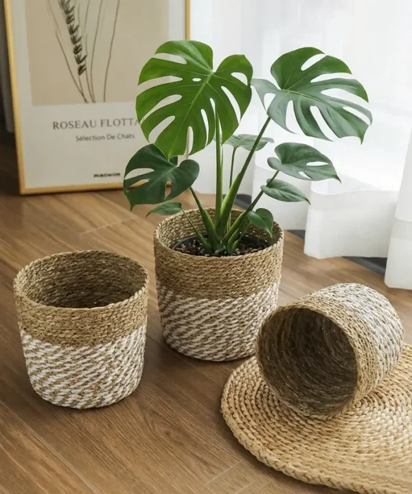 Panier balinais bohème en fibres naturelles tressées, beige avec motifs géométriques blancs.