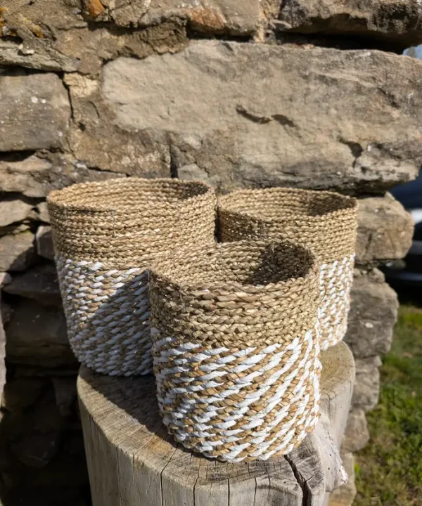 Panier balinais bohème en fibres naturelles tressées, beige avec motifs géométriques blancs.