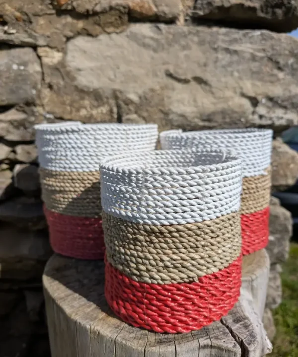 Ensemble 3 paniers ronds tressés jonc de mer bohème Bali, blanc, beige, rouge corail.