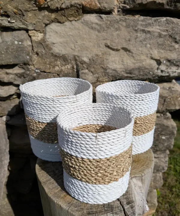 Panier jonc de mer artisanal de Bali, rayures bicolores blanc et naturel.