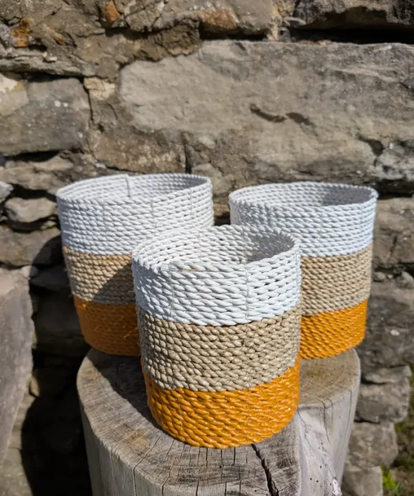 Panier jonc de mer tricolore blanc, naturel et orange, pour rangement ou cache-pot artisanal.