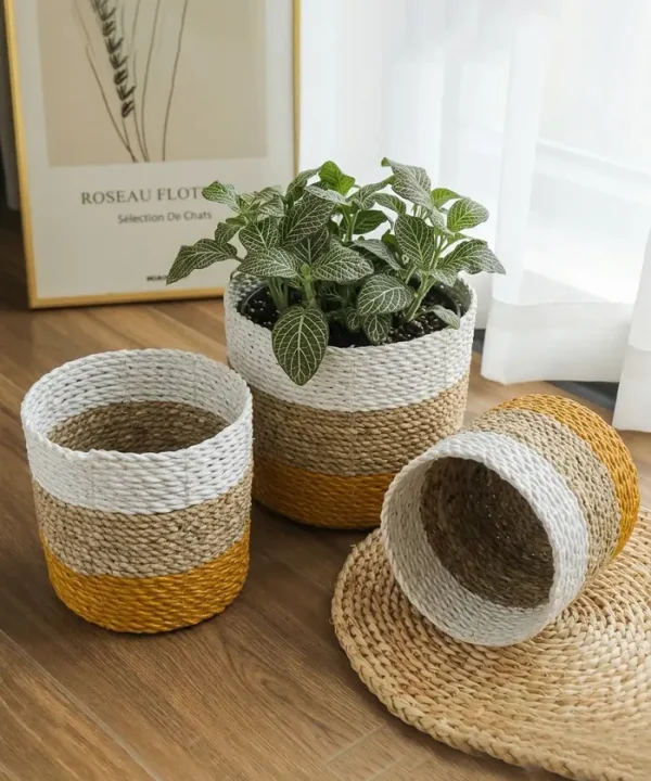 Panier jonc de mer tricolore blanc, naturel et orange, pour rangement ou cache-pot artisanal.