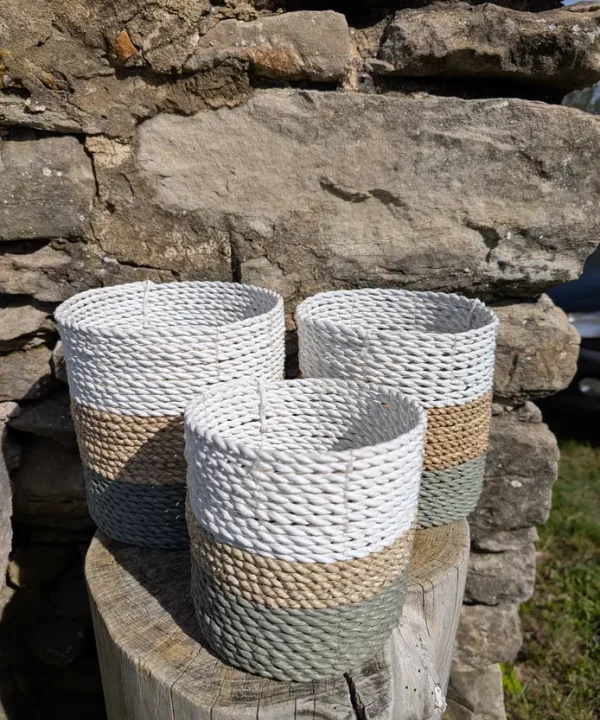 Panier polyvalent artisanal tressé cylindrique, bandes blanc, naturel, vert sauge.