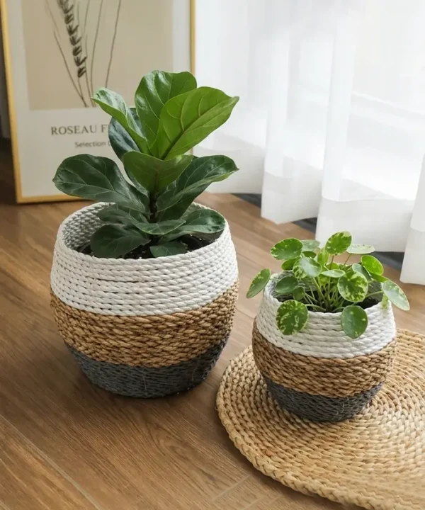 Deux paniers ronds Bali tricolores blanc, naturel, gris foncé, en fibres tressées.