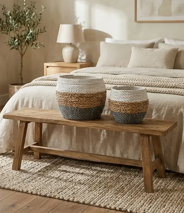 Deux paniers ronds Bali tricolores blanc, naturel, gris foncé, en fibres tressées.