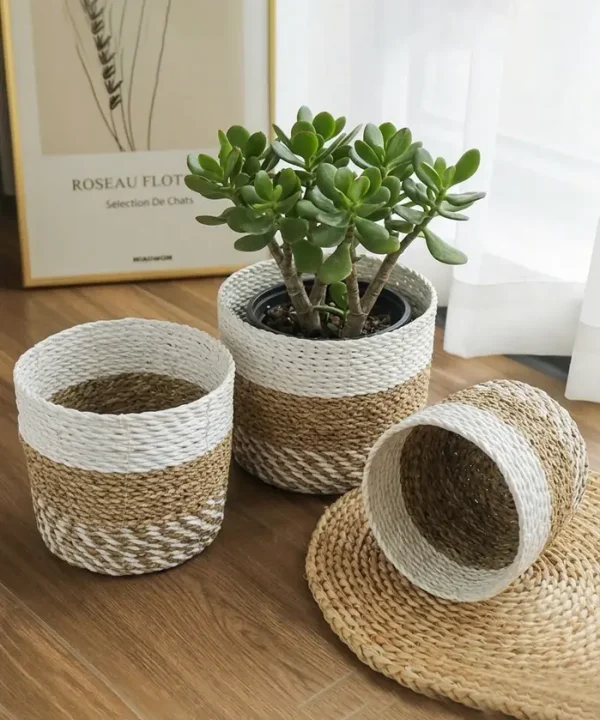 Panier tricolore bohème tressé main, coton blanc et fibres naturelles beiges, motifs.