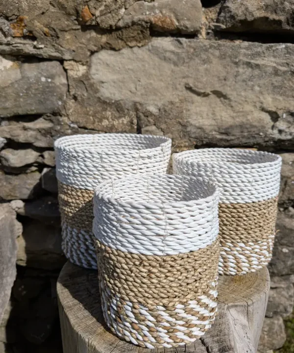 Panier tricolore bohème tressé main, coton blanc et fibres naturelles beiges, motifs.