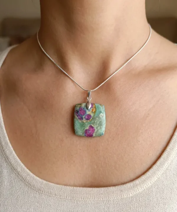 Pendentif rubis sur fuchsite zoïsite, pierre naturelle carrée verte et rose, bélière argentée.