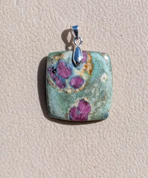Pendentif rubis sur fuchsite zoïsite, pierre naturelle carrée verte et rose, bélière argentée.