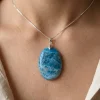 Pendentif apatite bleue ovale cabochon, pierre naturelle veinée, chaîne métal argenté.
