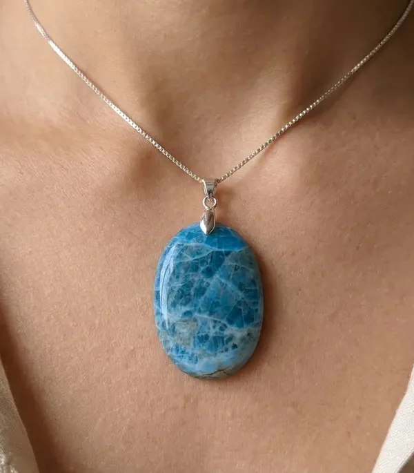 Pendentif apatite bleue ovale cabochon, pierre naturelle veinée, chaîne métal argenté.