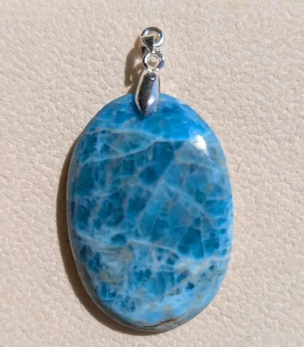 Pendentif apatite bleue ovale cabochon, pierre naturelle veinée, chaîne métal argenté.