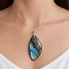 Pendentif labradorite artisanal poli, forme goutte, reflets irisés bleus et or.