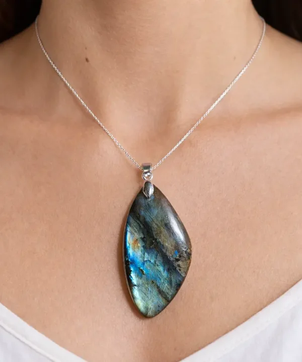 Pendentif labradorite artisanal poli, forme goutte, reflets irisés bleus et or.