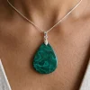 Pendentif malachite unique vert, forme goutte, métal argenté