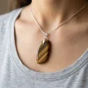 Pendentif Œil de Tigre naturel fait main Jaipur, reflets marron doré, bélière argentée.