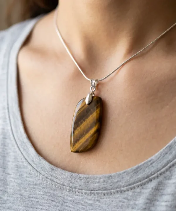Pendentif Œil de Tigre naturel fait main Jaipur, reflets marron doré, bélière argentée.