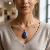 Pendentif lapis-lazuli naturel fait main, forme goutte, bleu outremer intense, bélière argentée.