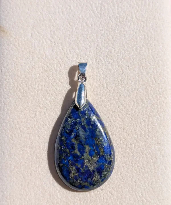 Pendentif lapis-lazuli naturel fait main, forme goutte, bleu outremer intense, bélière argentée.