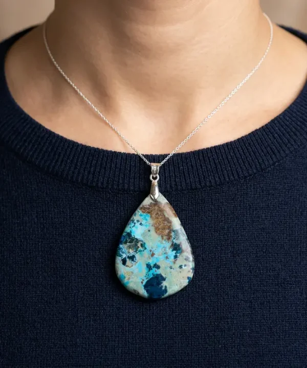 Pendentif Shattuckite unique fait main, pierre goutte marbrée bleu turquoise et rouille, attache argentée.