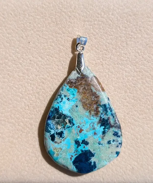 Pendentif Shattuckite unique fait main, pierre goutte marbrée bleu turquoise et rouille, attache argentée.