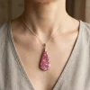 Pendentif Thulite unique, pierre naturelle rose intense marbrée, goutte allongée, chaîne argentée.