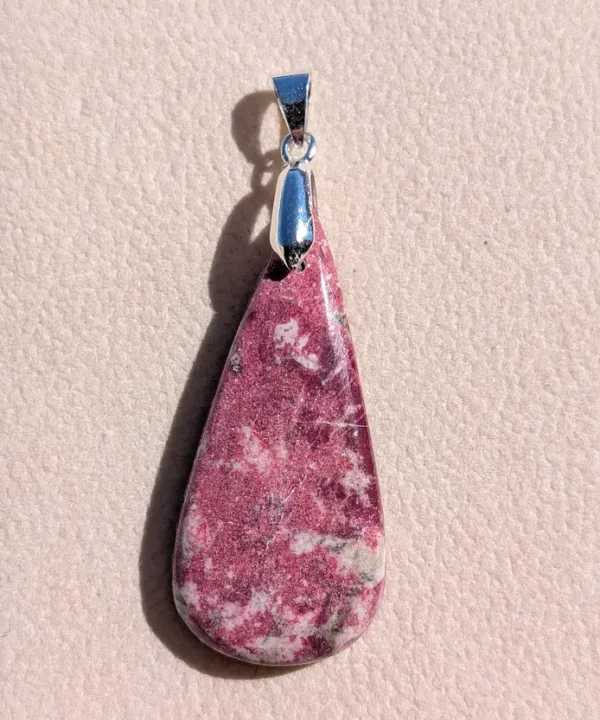 Pendentif Thulite unique, pierre naturelle rose intense marbrée, goutte allongée, chaîne argentée.