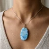 Pendentif femme Larimar pierre naturelle ovale bleu turquoise, chaîne argentée maille serpent.
