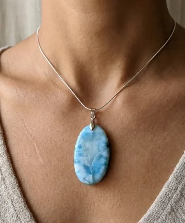 Pendentif femme Larimar pierre naturelle ovale bleu turquoise, chaîne argentée maille serpent.