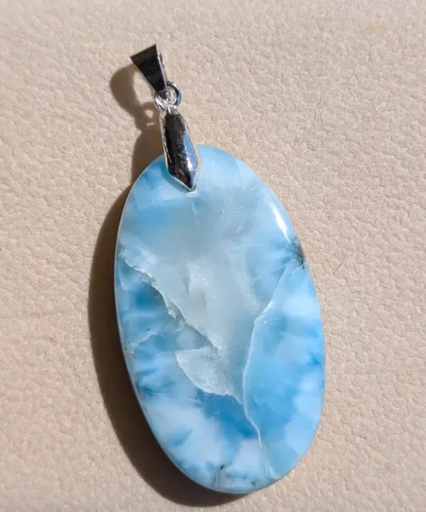 Pendentif femme Larimar pierre naturelle ovale bleu turquoise, chaîne argentée maille serpent.