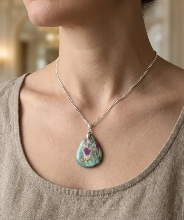 Pendentif Rubis sur Fuchsite ou Zoïsite vert et rose, cabochon goutte poli, bélière argentée.