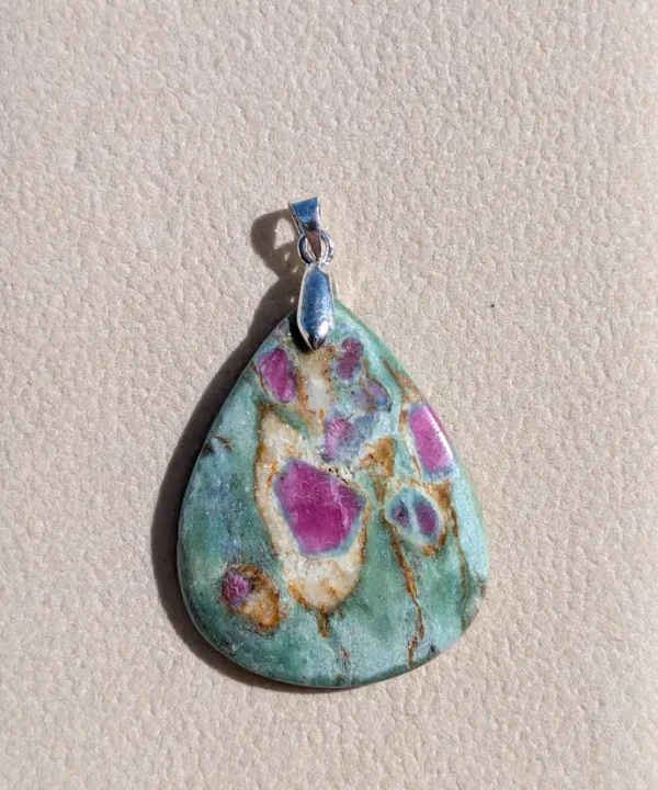 Pendentif Rubis sur Fuchsite ou Zoïsite vert et rose, cabochon goutte poli, bélière argentée.