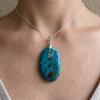 Pendentif Shattuckite unique fait main, pierre ovale marbrée bleu turquoise et rouille, attache argentée.
