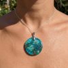 Pendentif Shattuckite unique fait main, pierre goutte marbrée bleu turquoise et rouille, attache argentée.