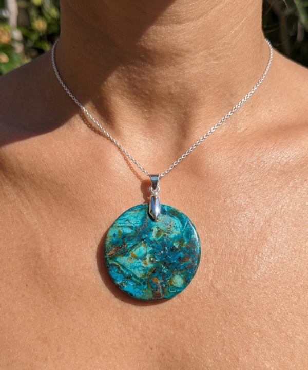 Pendentif Shattuckite unique fait main, pierre goutte marbrée bleu turquoise et rouille, attache argentée.