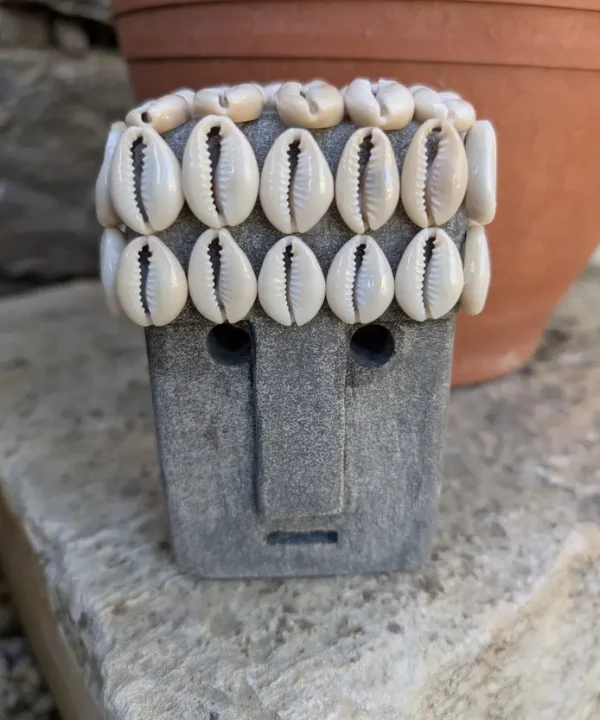 Statue Sumba artisanale en grès, coiffe cauris, décoration ethnique indonésienne.