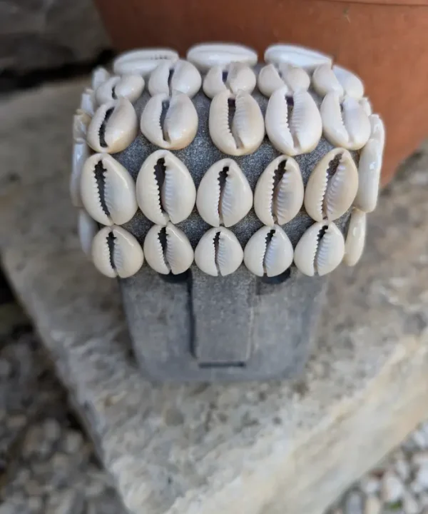 Statue Sumba artisanale en grès, coiffe cauris, décoration ethnique indonésienne.