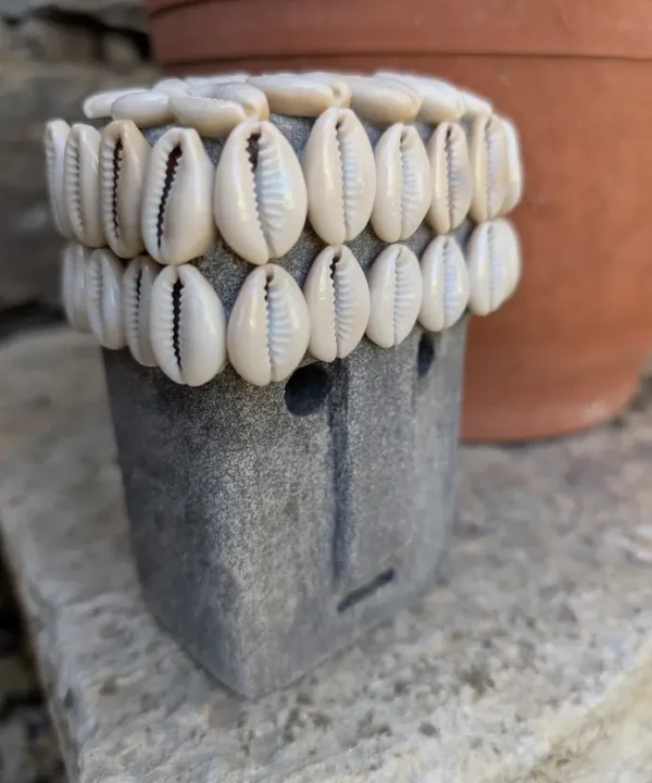 Statue Sumba artisanale en grès, coiffe cauris, décoration ethnique indonésienne.