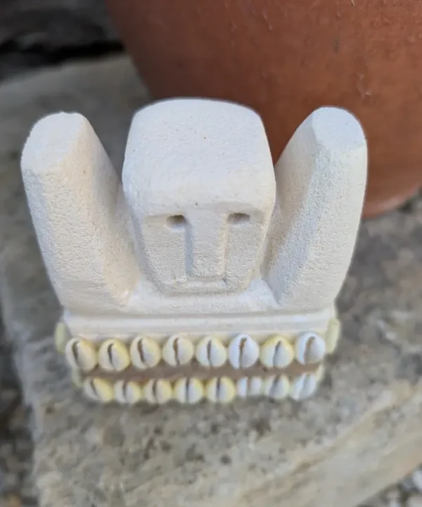 Statuette Sumba artisanale en grès beige et cauris blancs, style bohème.