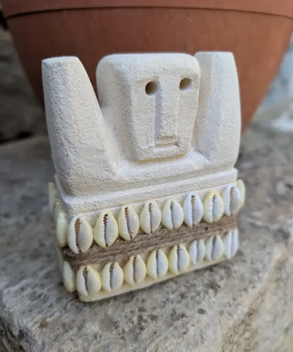 Statuette Sumba artisanale en grès beige et cauris blancs, style bohème.