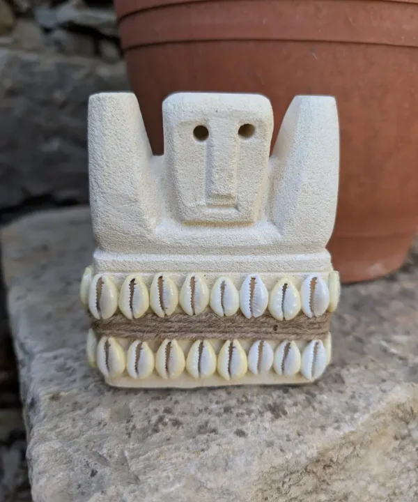 Statuette Sumba artisanale en grès beige et cauris blancs, style bohème.