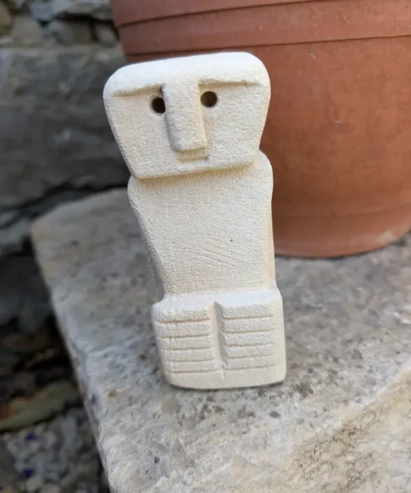 Statuette artisanale en pierre de Sumba beige clair, style primitif.