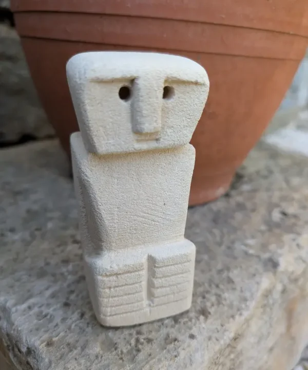 Statuette artisanale en pierre de Sumba beige clair, style primitif.