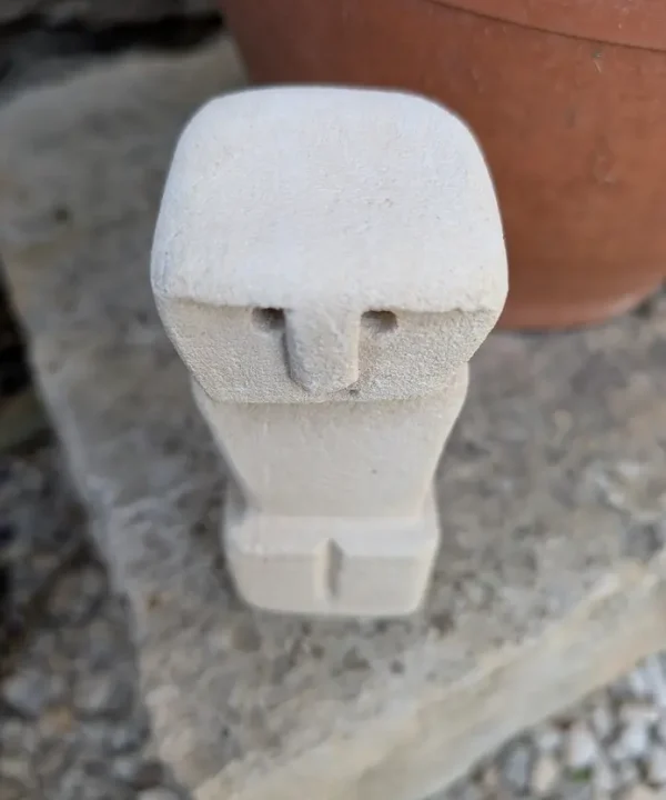 Statuette artisanale en pierre de Sumba beige clair, style primitif.