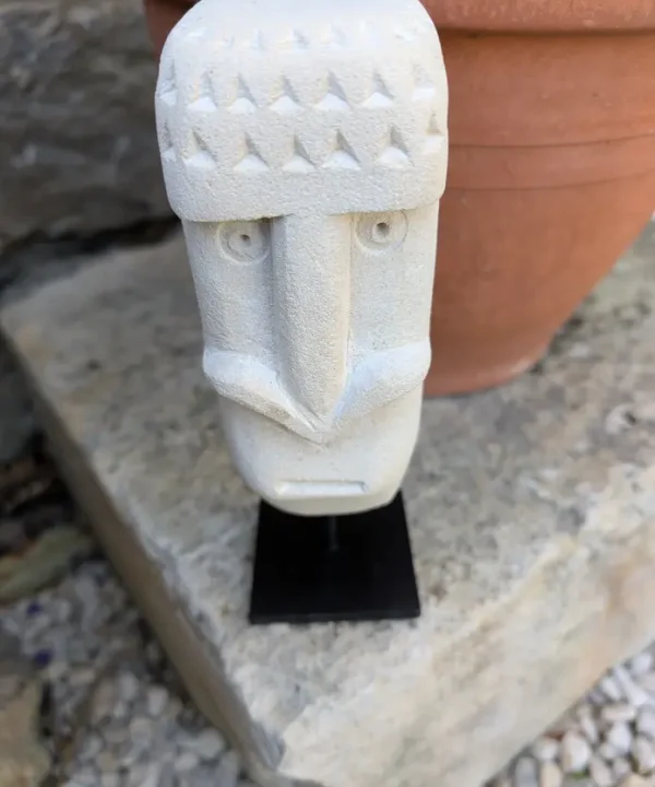 Statuette Sumba en grès naturel sculptée à la main, gardien tribal.