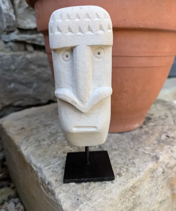 Statuette Sumba en grès naturel sculptée à la main, gardien tribal.